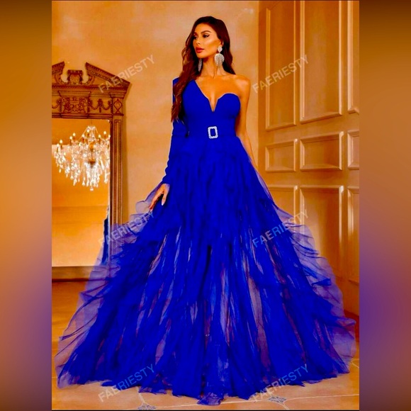 One shoulder long sleeve dress for sale. Very elegant and classy. Size 8 - Picture 1 of 6